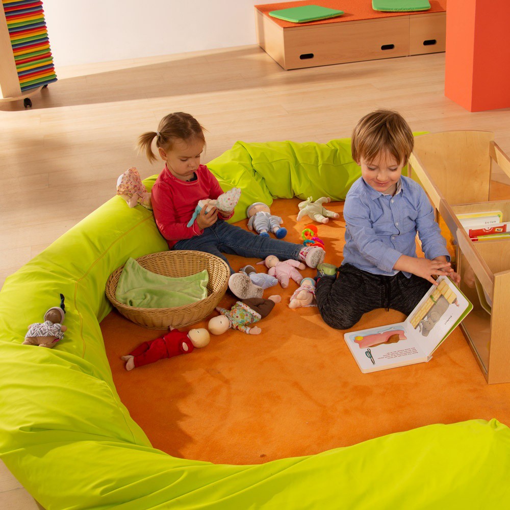 Kinder spielen in einer Spielecke mit den Puppen des Joyk Schatzkorb-Sets