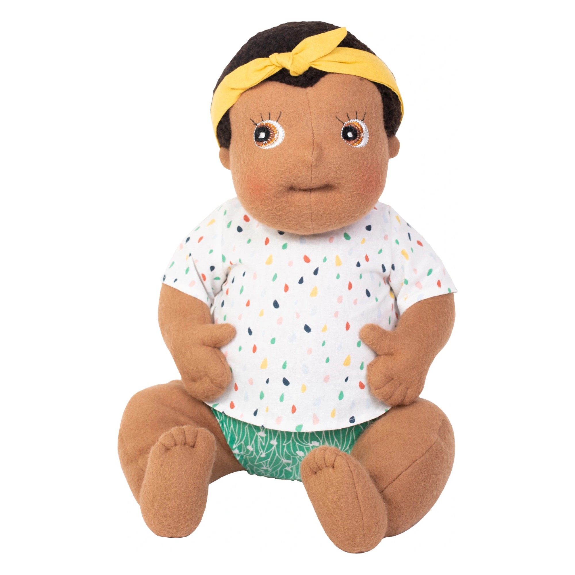 Rubens Barn Baby-Puppe Flo mit gelbem Haarband, getupftem Shirt und grüner Windelhose, sitzend