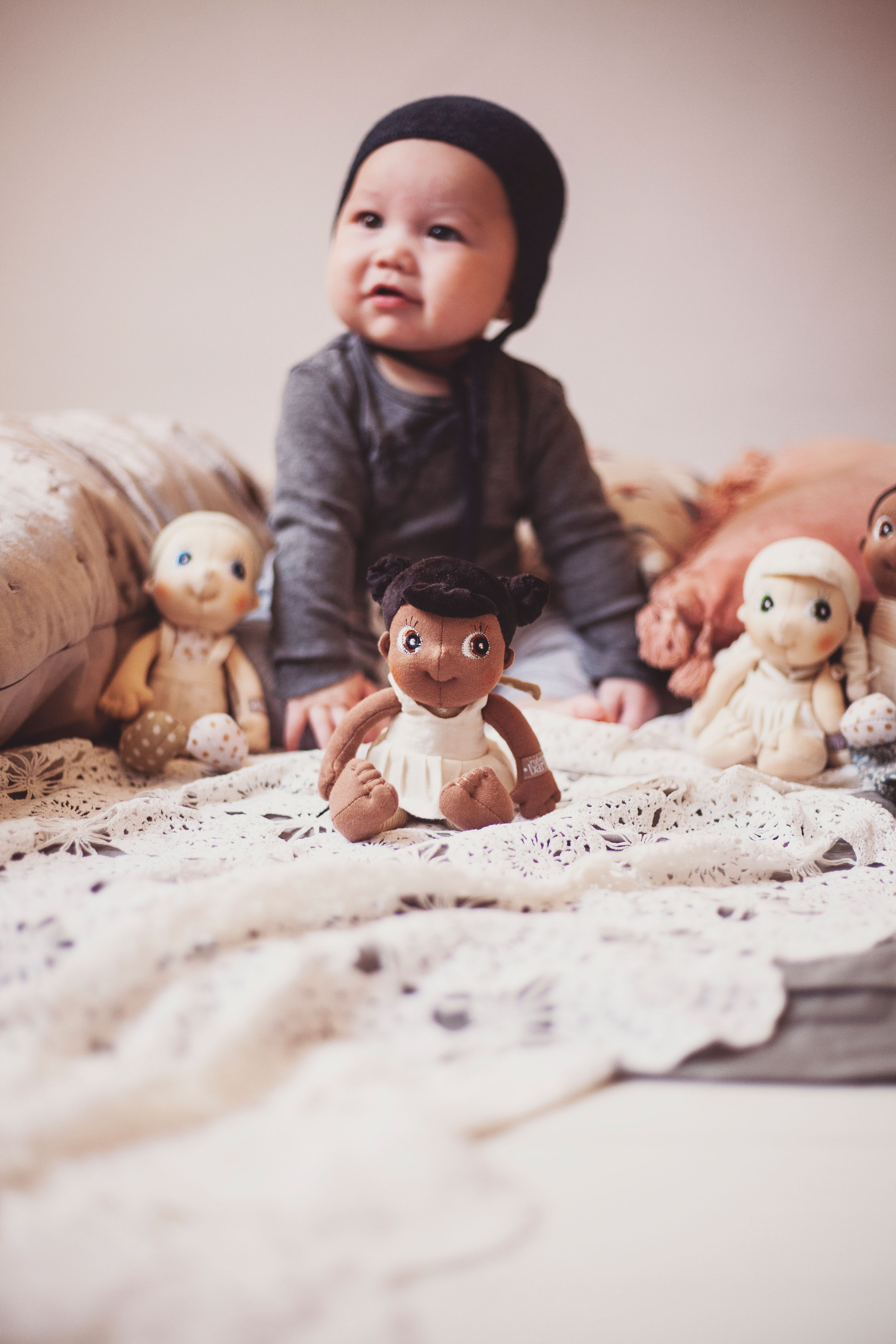 Baby mit den Rubens EcoBuds Mini-Puppen, Flora im Vordergrund