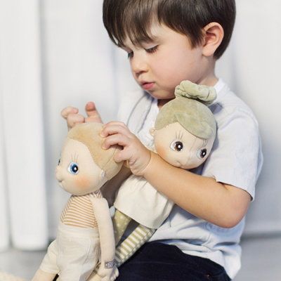 Child holding the Rubens EcoBuds dolls Hazel and Aspen in their arms