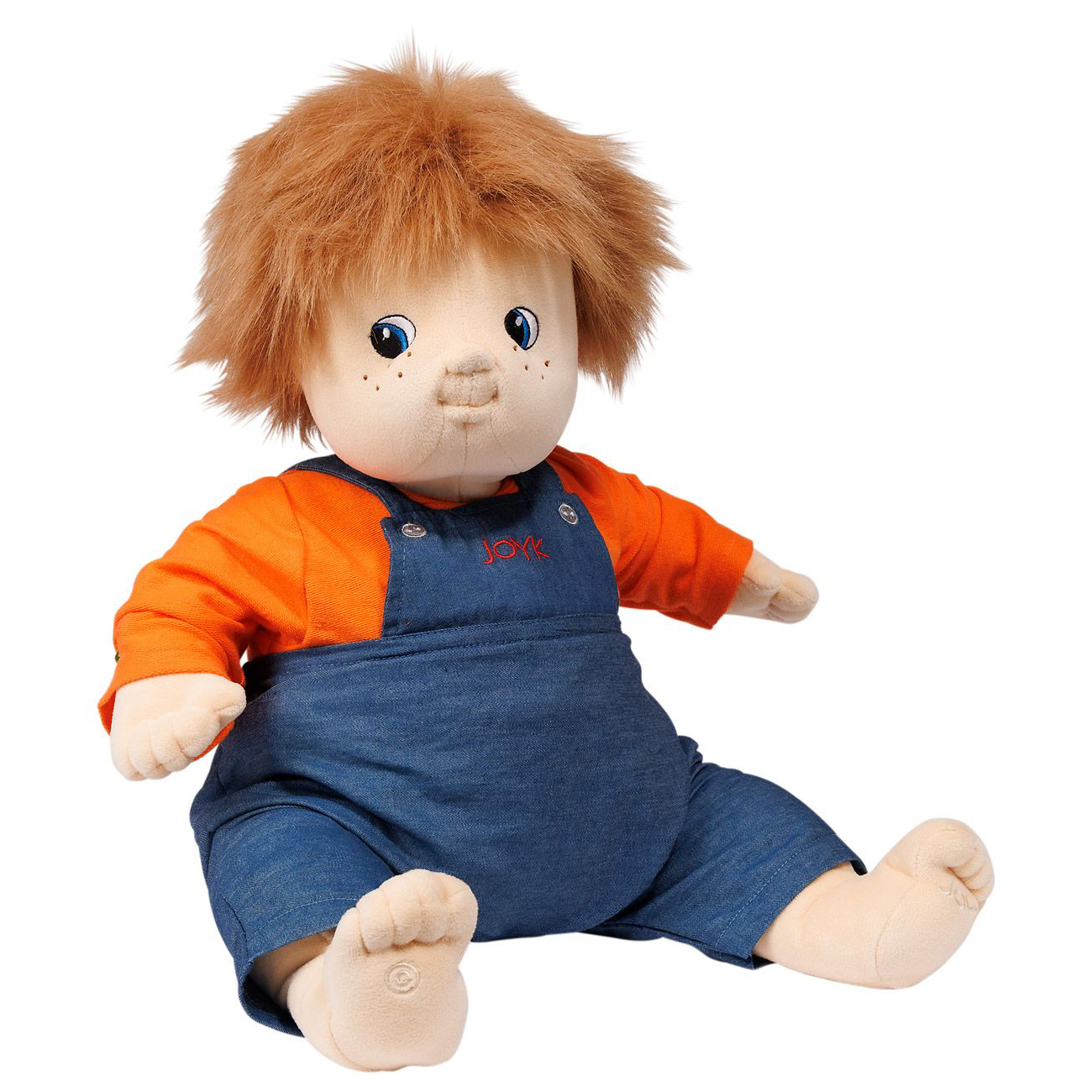 Joyk Empathiepuppe Simon sitzend in orangem Shirt und blauer Jeans-Latzhose