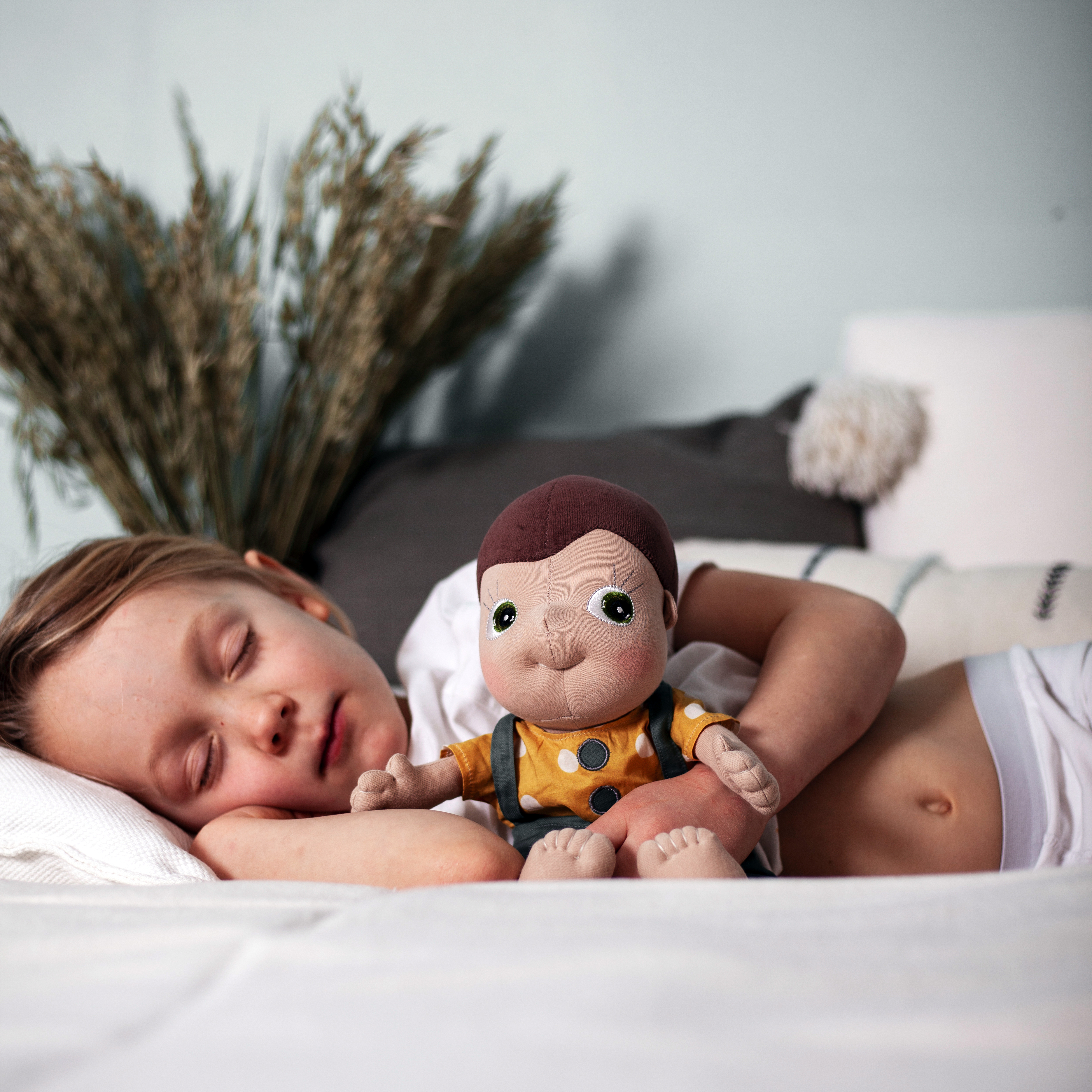 Schlafendes Kind kuschelt mit der Rubens Tummies Puppe Fahren