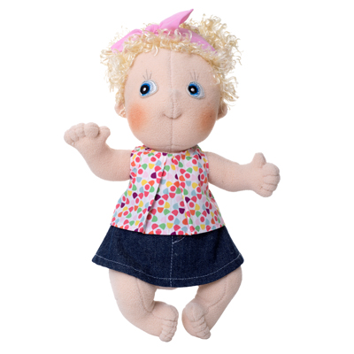 Rubens Cutie Puppe im gemusterten Sommer-Top mit Jeansrock und rosa Haarschleife
