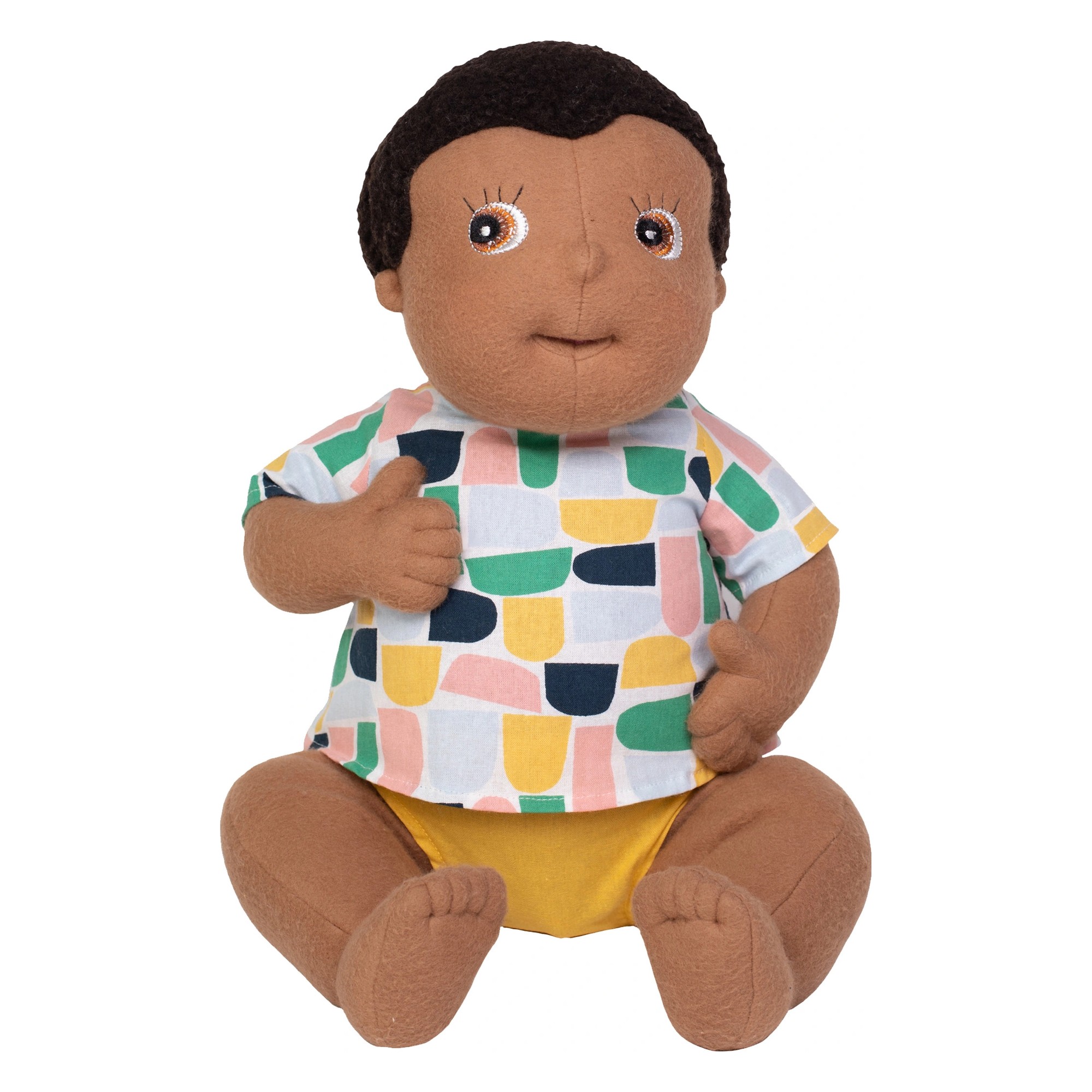 Rubens Barn Baby-Puppe Ali mit dunklem Haar, buntem Muster-Shirt und gelber Windelhose, sitzend