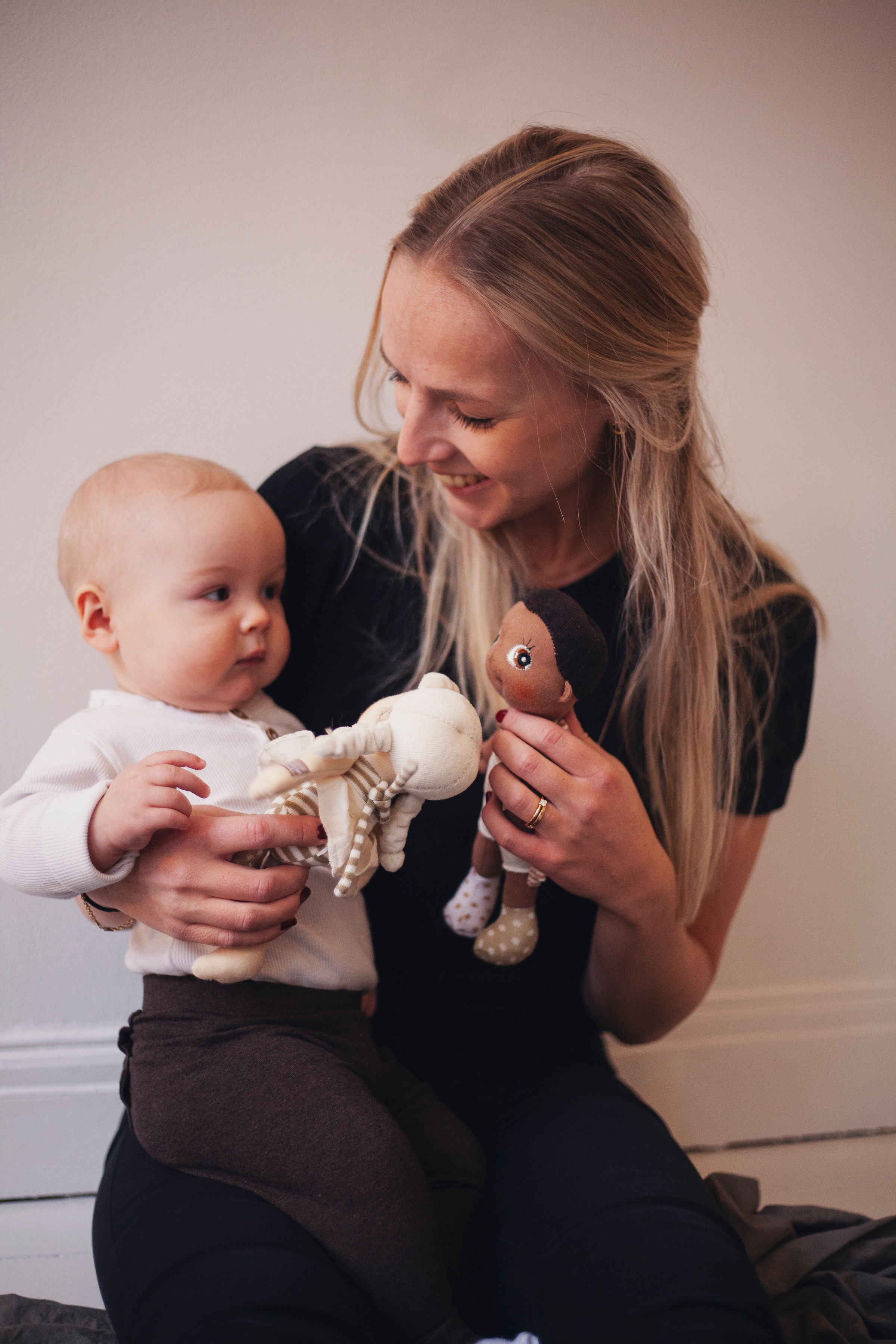 Frau und Baby spielen mit den Rubens EcoBuds Mini-Puppen
